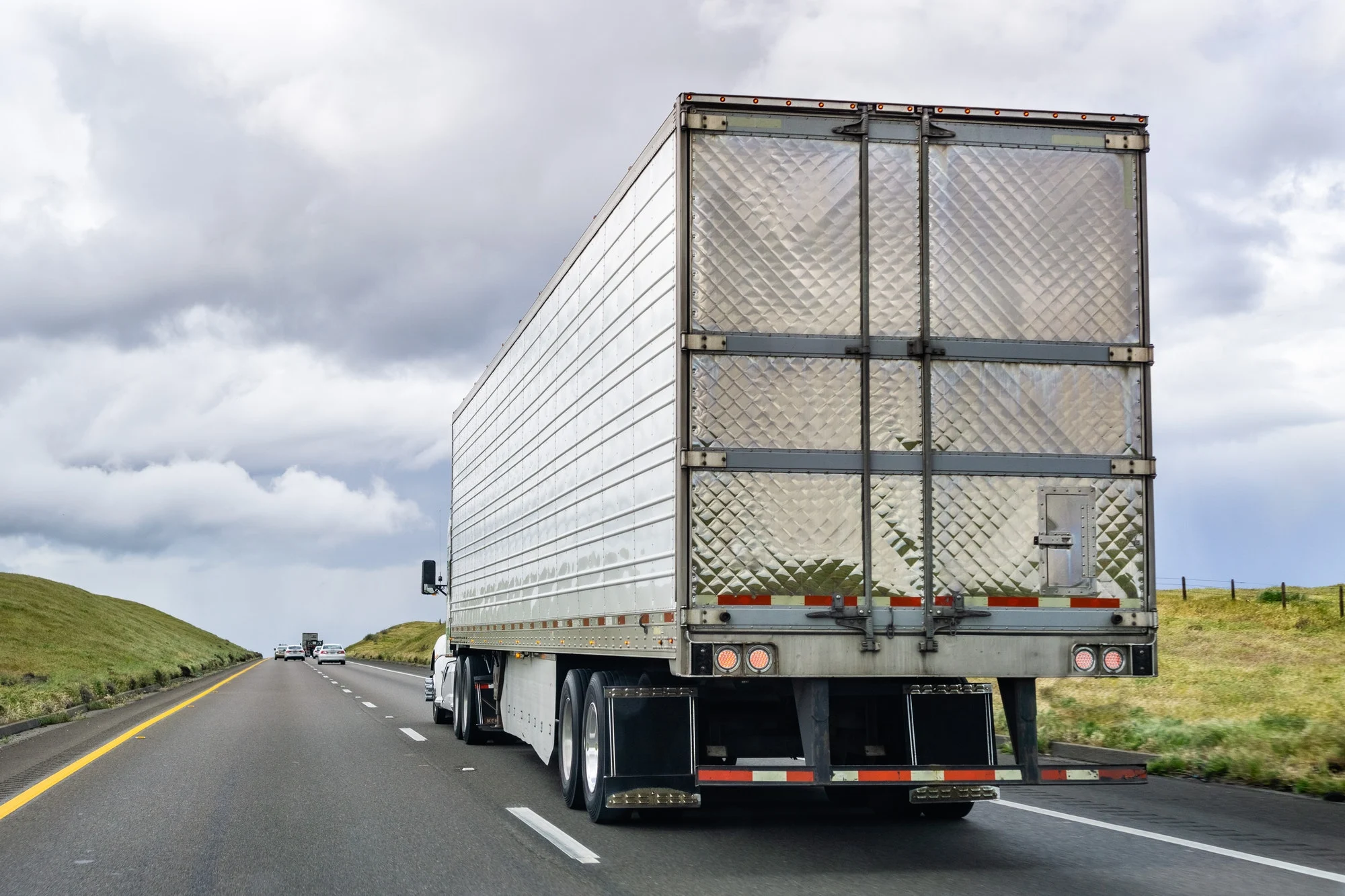 truck-driving-on-the-interstates-california.jpg truck-driving-on-the-interstates-california.jpg